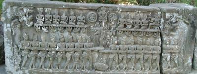 トンレ・バティの<Icambodia:bati-wat>タ・プロム寺院</I>にある乳海攪拌のレリーフ トンレ・バティの<Icambodia:bati-wat>タ・プロム寺院</I>にある乳海攪拌のレリーフ