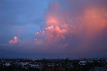 1時間ほど土砂降この日夕焼け雲の中からは、遠ざかる雷が光って見えていました