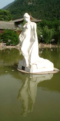 池に浮かぶ楊貴妃像