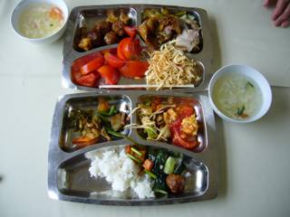 バイキング形式の昼食 バイキング形式の昼食