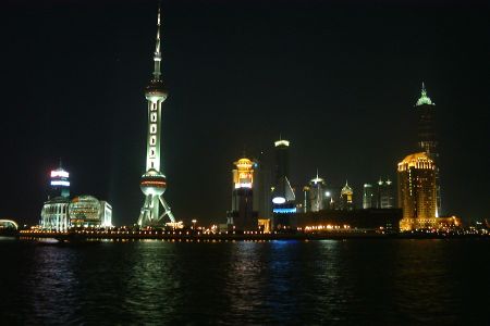 高さ468mのテレビ塔 : 外灘(バンド)対岸の東方明珠塔 高さ468mのテレビ塔 : 外灘(バンド)対岸の東方明珠塔