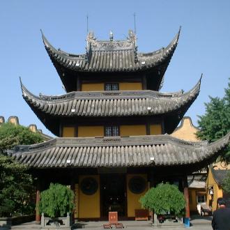 反り返った屋根と壁の黄色が印象的な龍華寺