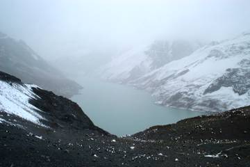 チベット名「トルコ石の湖」の、ヤムドク湖