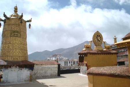 金色の法輪と臥鹿　：　ジョカン寺屋上から、西にあるポタラ宮を望む