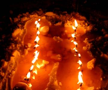 信者達が継ぎ足すヤクのバターで神秘的な光を放つ:バター灯明 信者達が継ぎ足すヤクのバターで神秘的な光を放つ:バター灯明