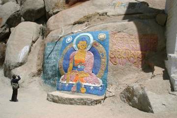寺院内には、岩に描かれた仏様が点在