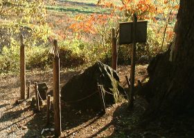 "尖石さま"と呼ばれる巨石、遺跡の名もこれによっている "尖石さま"と呼ばれる巨石、遺跡の名もこれによっている