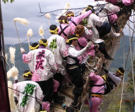 建立を終えた"一の御柱"を取り囲み万歳する氏子たち 建立を終えた"一の御柱"を取り囲み万歳する氏子たち
