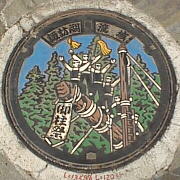 諏訪市では、マンホールだって"御柱" 諏訪市では、マンホールだって"御柱"