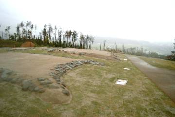 洞ノ原墳墓群　：　1,000平方メートルの範囲に大小25基の墳墓が見つかった