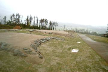 洞ノ原墳墓群 : 1,000平方メートルの範囲に大小25基の墳墓が見つかった 洞ノ原墳墓群 : 1,000平方メートルの範囲に大小25基の墳墓が見つかった
