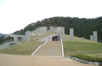 小山のようなユニークな外観　：　三方町縄文博物館「DOKIDOKI館」