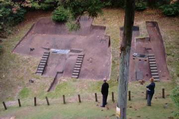 展望台からの遺構全景　：　向かって左が銅剣、右が銅鐸と銅矛