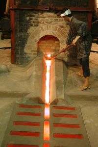 たたら製鉄の最終章、等身大の人形による角炉の作業風景 たたら製鉄の最終章、等身大の人形による角炉の作業風景