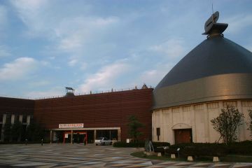 夕映えの"和鋼博物館"　：　建物の一部は市民ギャラリー