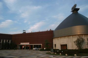 夕映えの"和鋼博物館" : 建物の一部は市民ギャラリー 夕映えの"和鋼博物館" : 建物の一部は市民ギャラリー