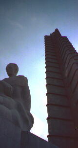 革命の父、ホセ・マルティの巨像（高さ18m）と記念塔