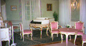 ピンクと白の家具で統一された別荘内部