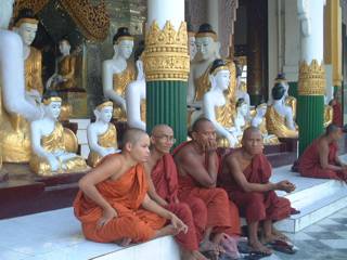 シュエダゴン・パゴダ（ミャンマー）の僧侶達