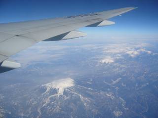 木曽御嶽山上空を、韓国に向け飛行中