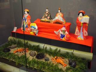 3月3日は過ぎましたが、珍しい雛飾りだったのでご覧下さい
鹿児島県指宿市岡児ヶ水地区の雛飾り：「カニハワセ」