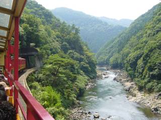 保津川下りのスタート地点へはトロッコ列車で