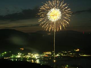 8月10日は白樺湖の花火大会
翌11日は女神胡、そして15日は諏訪湖の花火大会があります