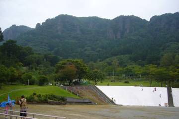 霊山を背景に広がる、霊山こどもの村