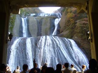 従来の観瀑台から見る迫力ある袋田の滝