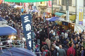 通称ボロ市通りは人でギッシリ