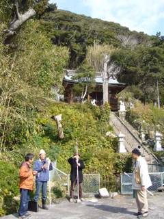 海岸線から370m、海抜22mほどに位置する八坂神社