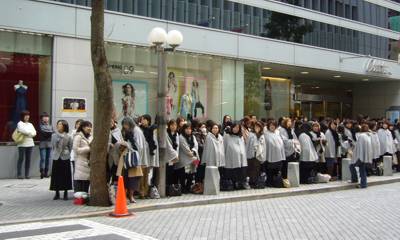 東京宝塚劇場の前に並ぶ女性たち