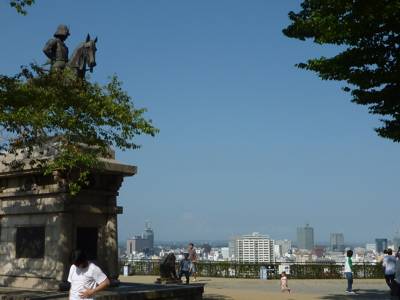 仙台の街を見下ろす伊達政宗の騎馬像