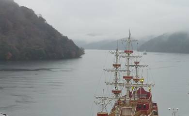 霧に包まれた芦ノ湖と海賊船