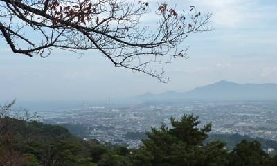 春日山城址から見た直江津港と米山