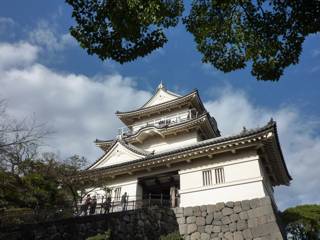 城址公園として周辺整備されている小田原城天主閣