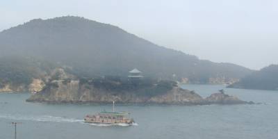 潮楼付近から見た弁天島：鞆の浦