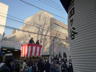 代官屋敷の前がボロ市本部になってます