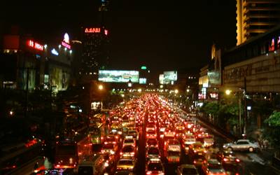 同じ場所から撮影した、夜の伊勢丹前通り