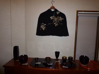 輪島塗の作品の上に飾ってもらった桜の刺繍のあるケープ
