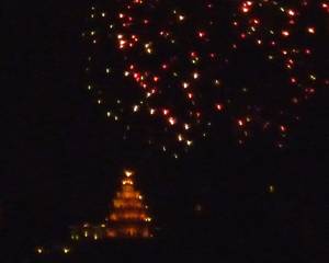 独立記念日を祝し、独立記念塔に打ち上げられた花火