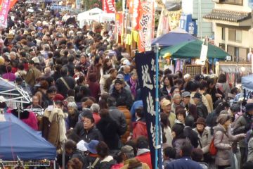 人で埋め尽くされたボロ市通り