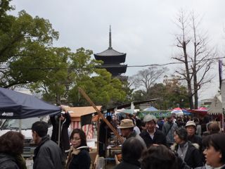 東寺の弘法市：五重塔は木造建築としては日本一の高さ