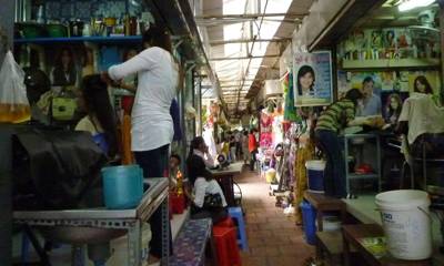 ボンケンコン市場の美容室通り
左手の店ではセットを右手の店では洗髪をしていました