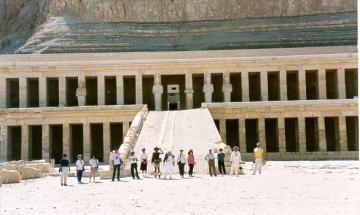 エジプトで最も優美な建造物　：　ハトシェプスト女王葬祭殿