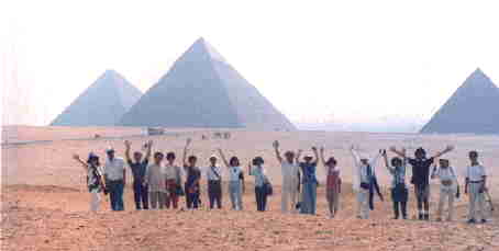 向かって左から、クフ王、カフラー王、メンカウラー王のピラミッド
