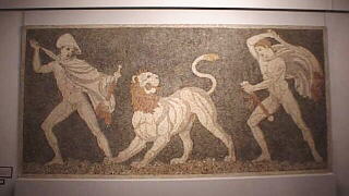 獅子狩りのモザイク　：　向かって左がアレクサンダー大王