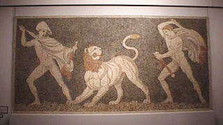 獅子狩りのモザイク : 向かって左がアレクサンダー大王 獅子狩りのモザイク : 向かって左がアレクサンダー大王