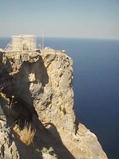 断崖の上には、BC4世紀に建てられたアテナ神殿 断崖の上には、BC4世紀に建てられたアテナ神殿