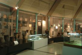 遺物が並べられた展示室 遺物が並べられた展示室